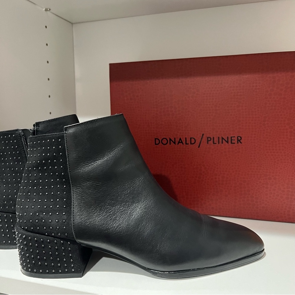 Donald Pliner Black Leather Bootie Size 9.5